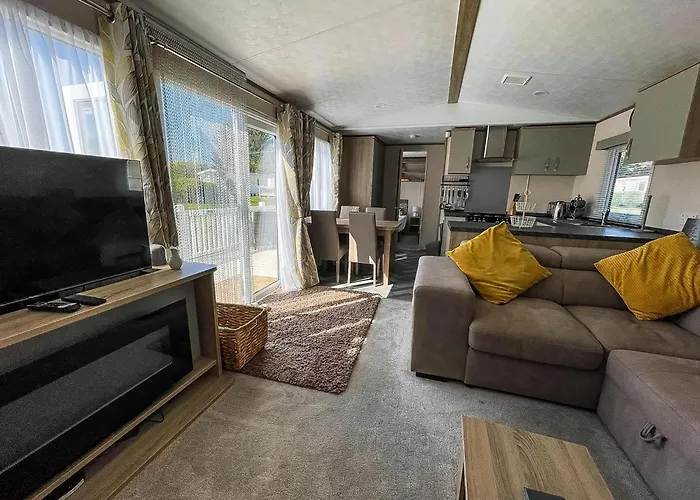 Beautiful 6 Berth Caravan At Breydon Water Nearby Great Yarmouth Ref 10056B