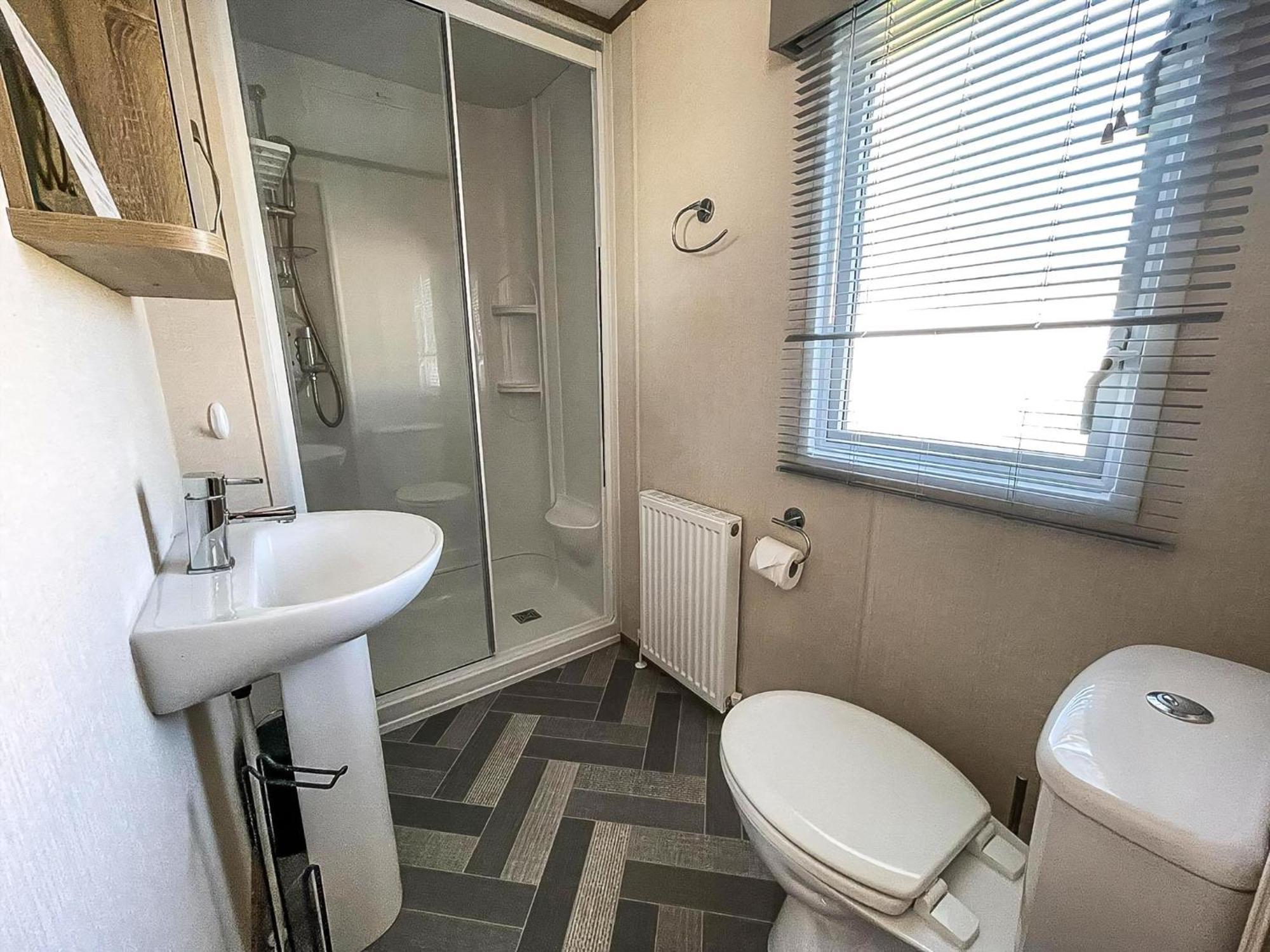 Campsite Beautiful 6 Berth Caravan At Breydon Water Nearby Great Yarmouth Ref 10056b