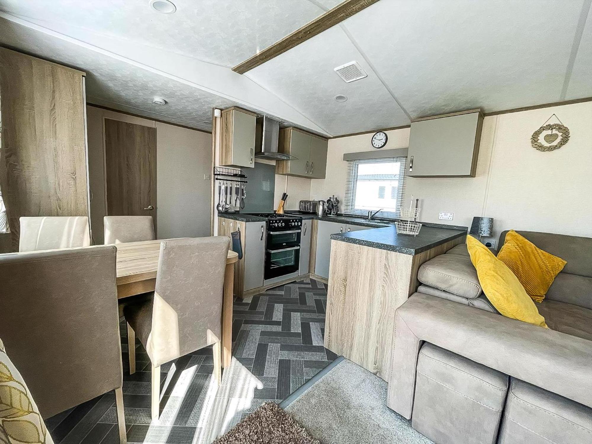 Beautiful 6 Berth Caravan At Breydon Water Nearby Great Yarmouth Ref 10056b Campeggio Belton with Browston