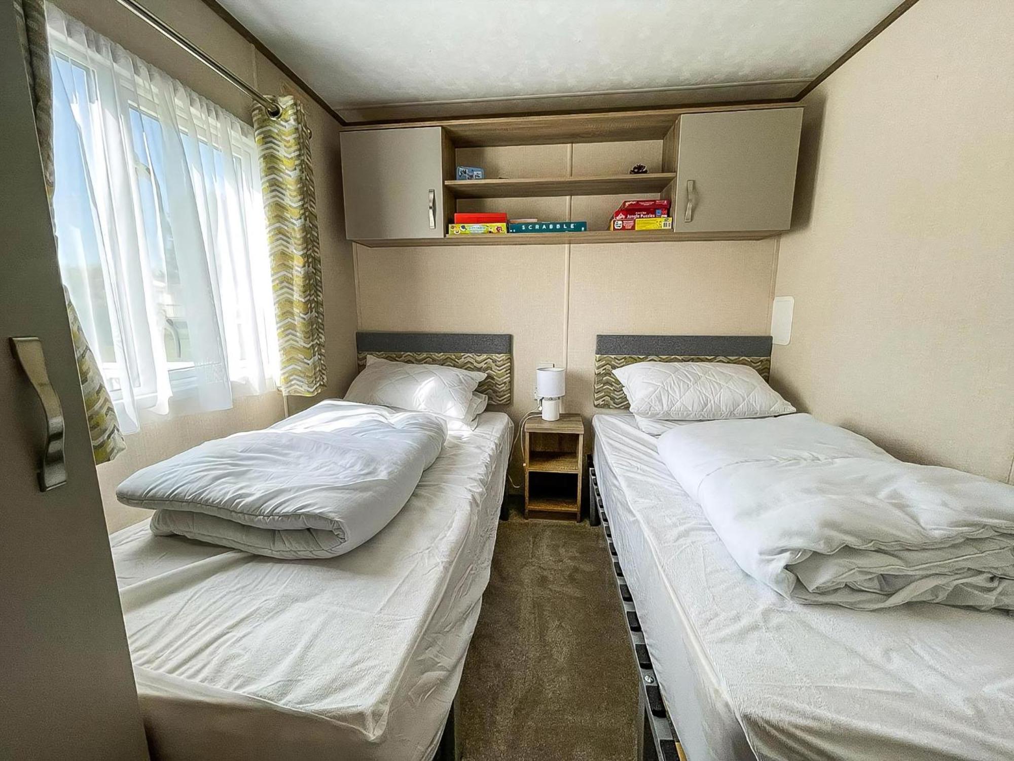 Beautiful 6 Berth Caravan At Breydon Water Nearby Great Yarmouth Ref 10056b *
