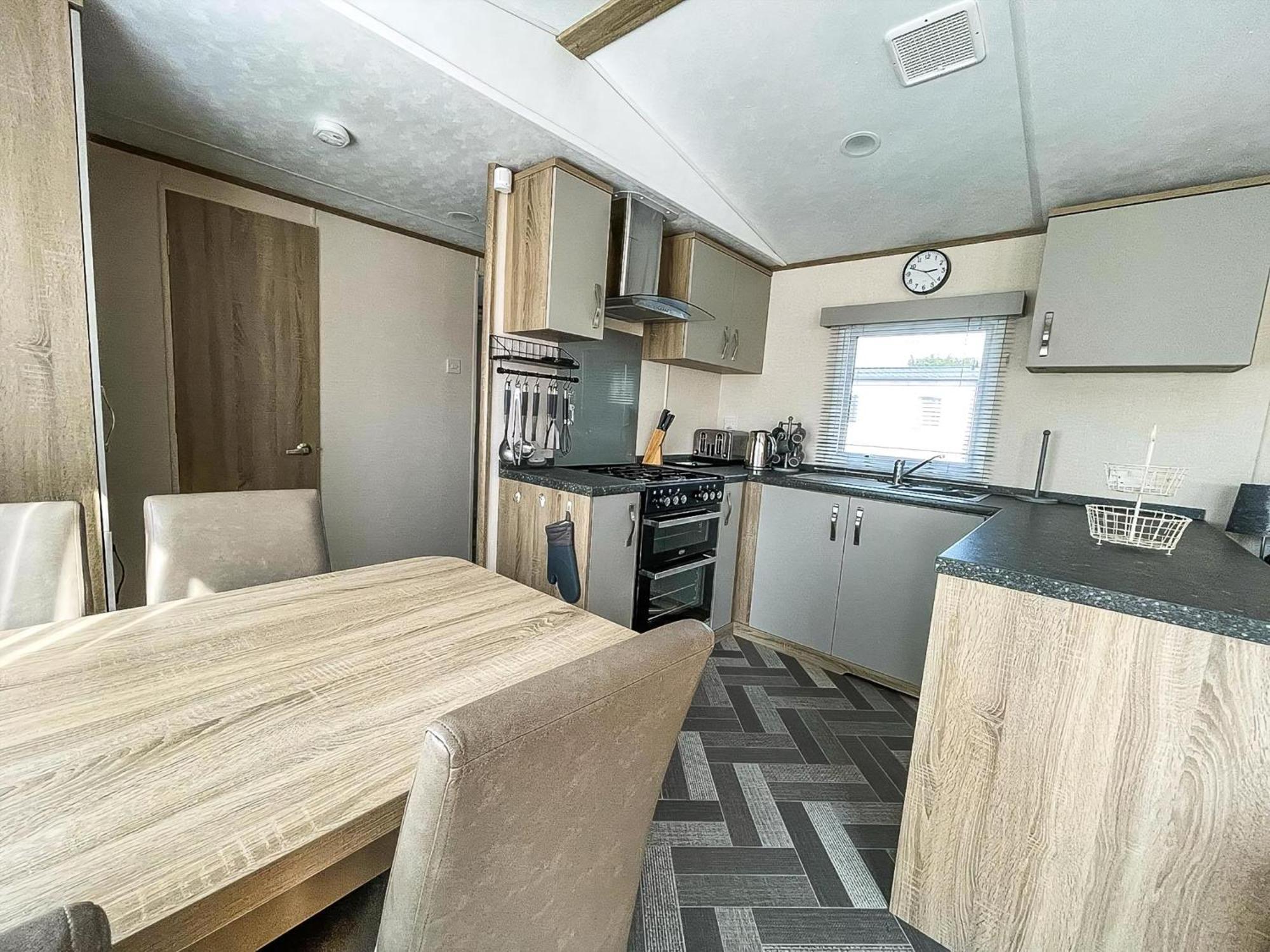 Campsite Beautiful 6 Berth Caravan At Breydon Water Nearby Great Yarmouth Ref 10056b Belton with Browston