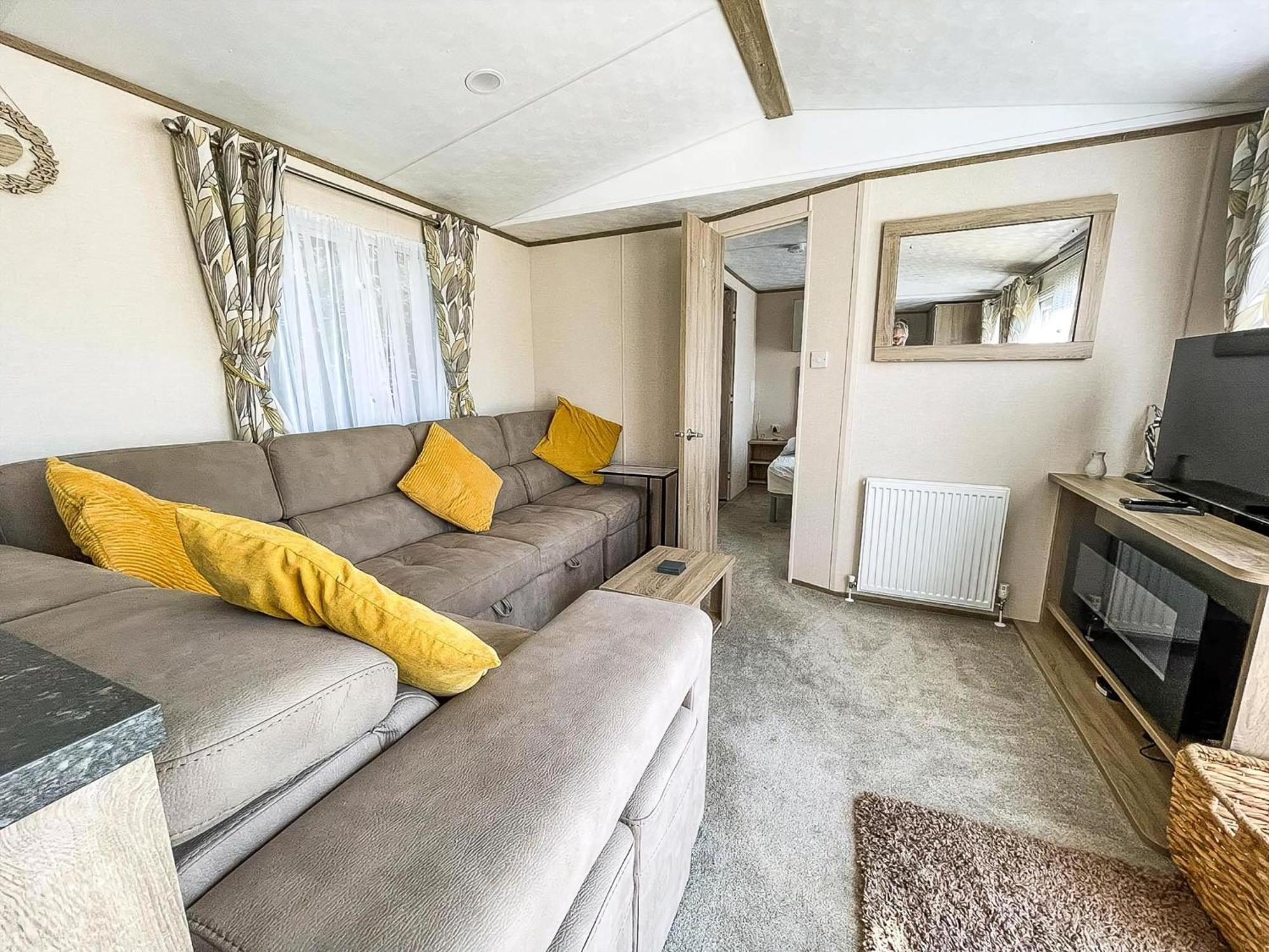 Campsite Beautiful 6 Berth Caravan At Breydon Water Nearby Great Yarmouth Ref 10056b Belton with Browston