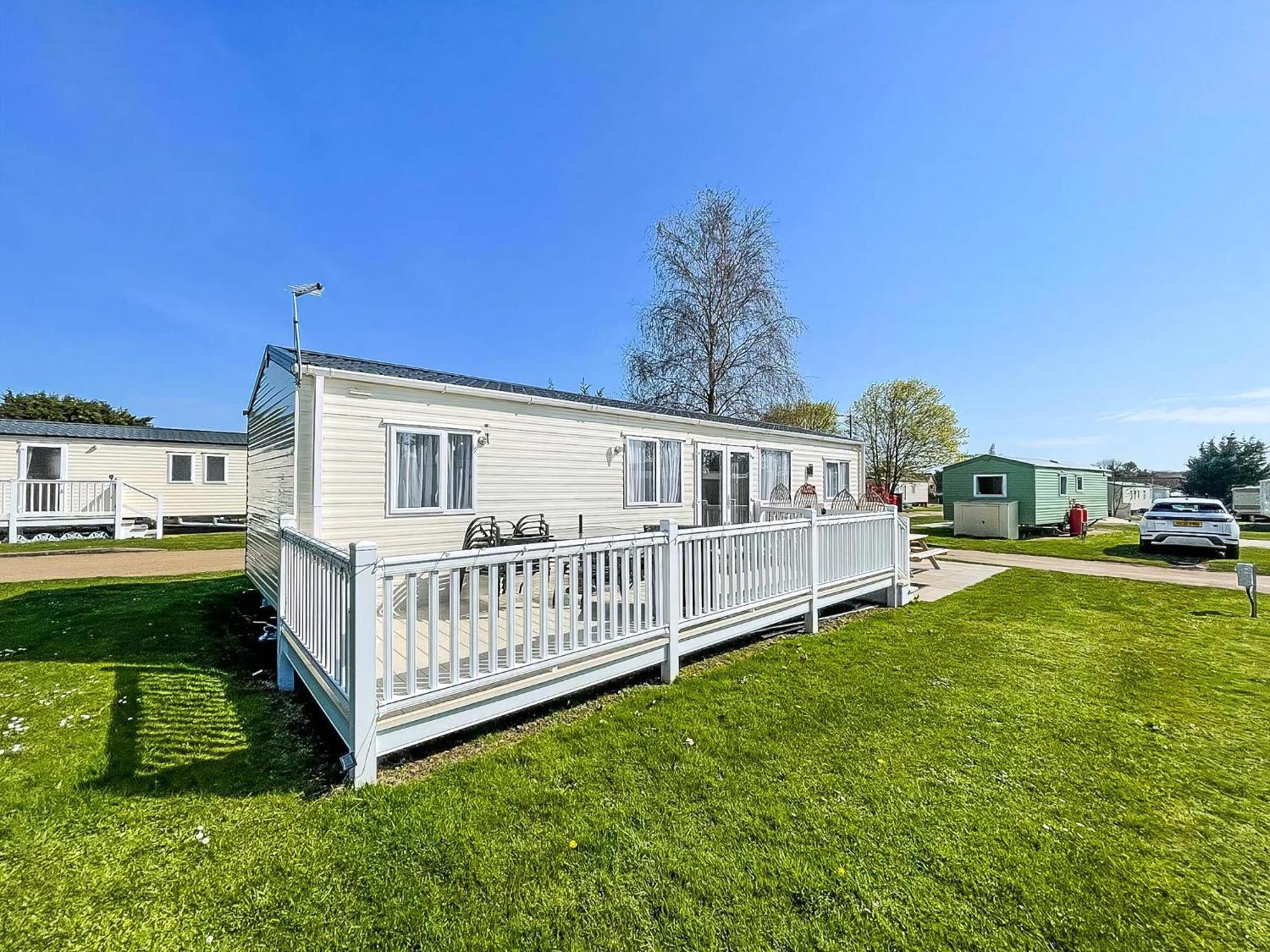 Beautiful 6 Berth Caravan At Breydon Water Nearby Great Yarmouth Ref 10056b *