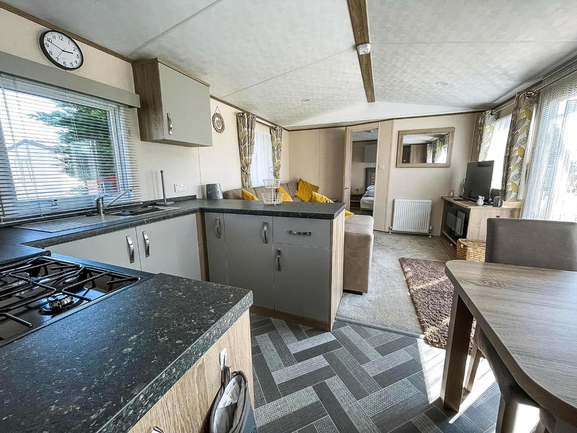 Beautiful 6 Berth Caravan At Breydon Water Nearby Great Yarmouth Ref 10056b Campsite Belton with Browston