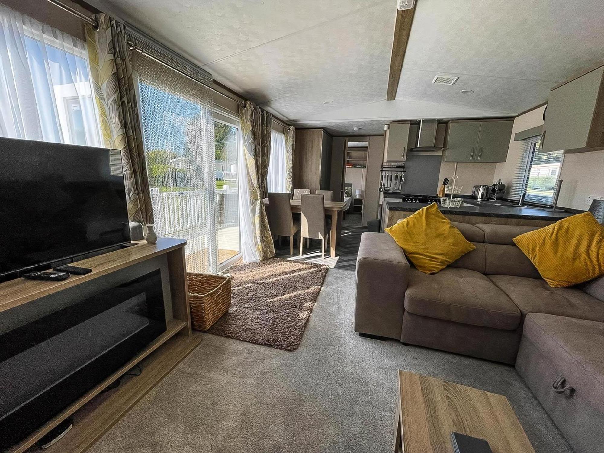 Beautiful 6 Berth Caravan At Breydon Water Nearby Great Yarmouth Ref 10056b Campsite *